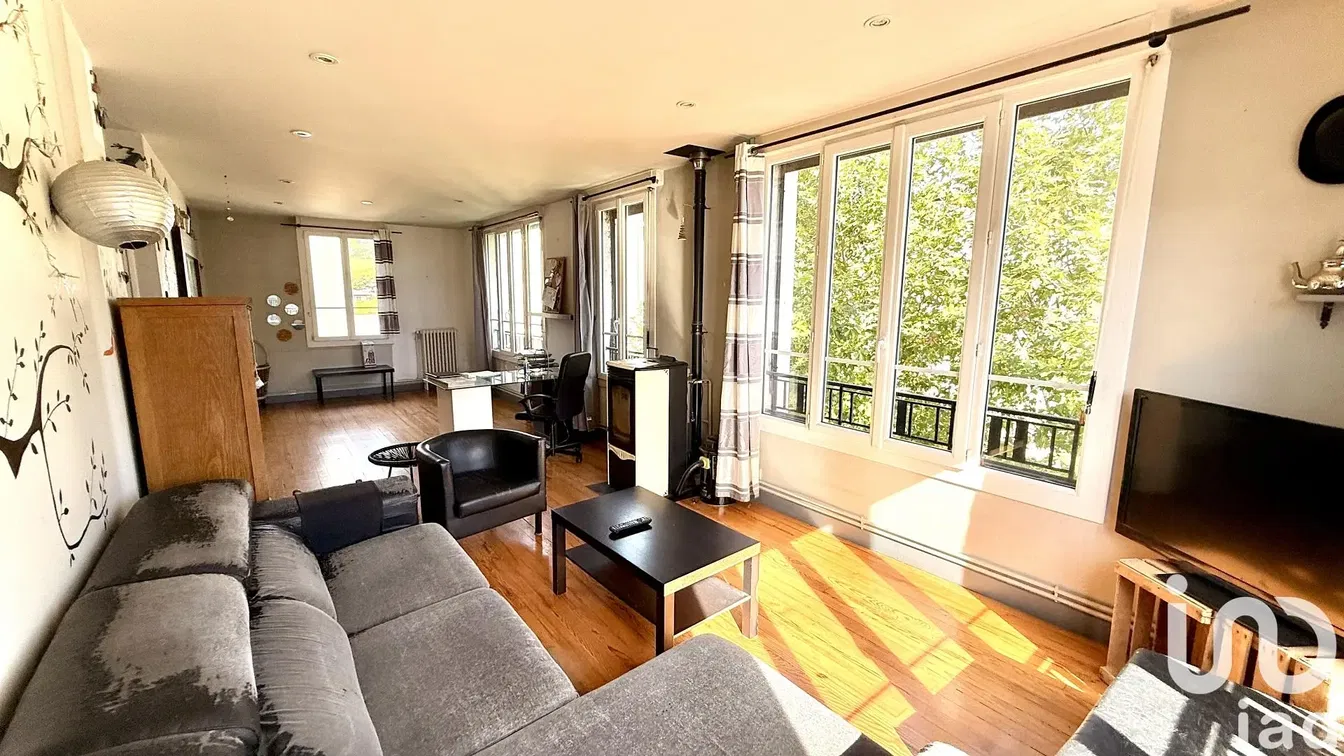 Salón; suelo de madera, luz natural, estilo moderno, techos altos