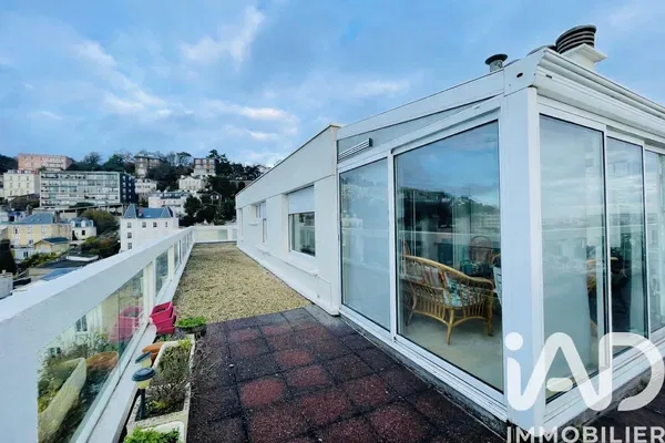 Obývačka; drevená podlaha, prirodzené svetlo, moderný štýl, vysoké stropy