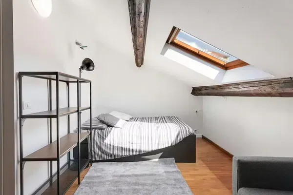 Living room; wood floor, natural light, modern style, high ceiling