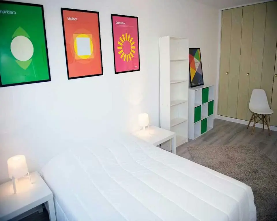 Woonkamer; houten vloer, natuurlijk licht, moderne stijl, hoge plafonds