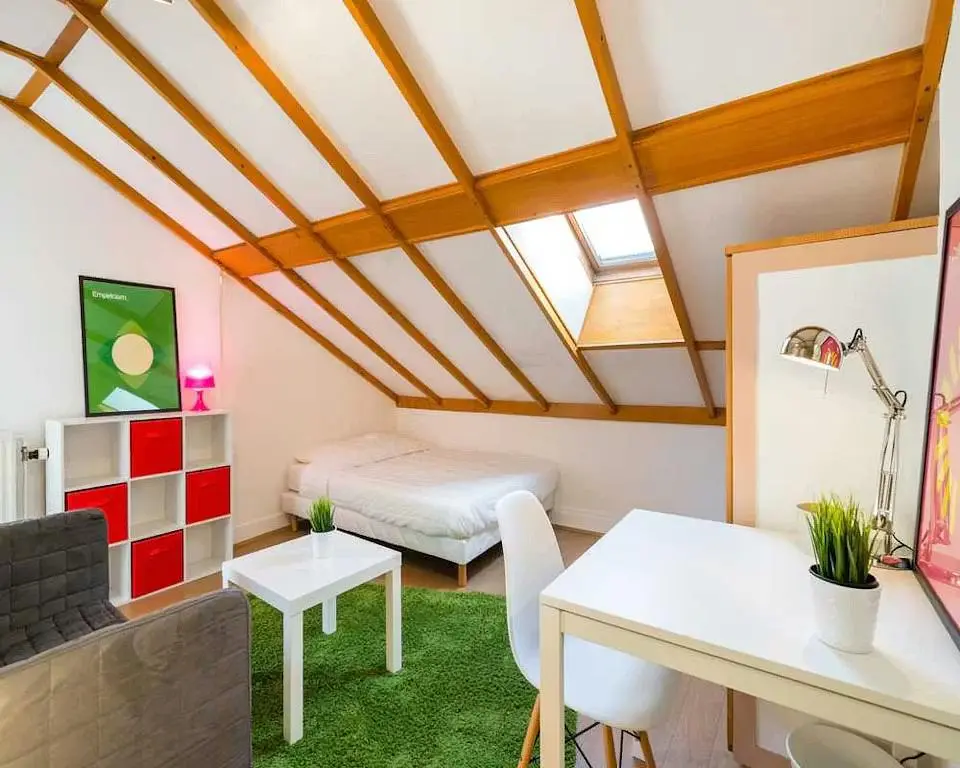 Wohnzimmer; holzboden, tageslicht, moderner stil, hohe decken