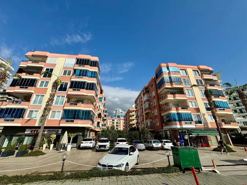 Wohnzimmer; holzboden, tageslicht, moderner stil, hohe decken