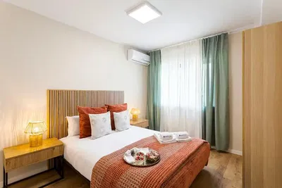 Salon; podłoga drewniana, światło dzienne, styl nowoczesny, wysokie sufity