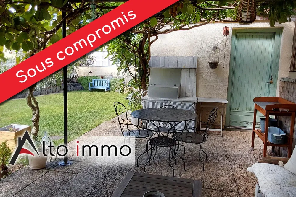 Living room; wood floor, natural light, modern style, high ceiling