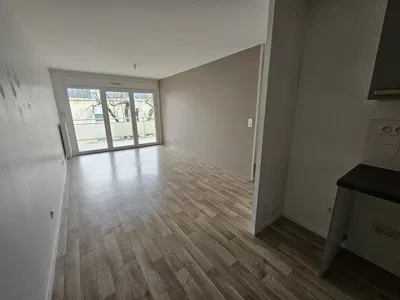 Woonkamer; houten vloer, natuurlijk licht, moderne stijl, hoge plafonds