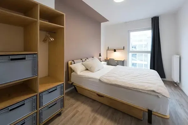 Wohnzimmer; holzboden, tageslicht, moderner stil, hohe decken