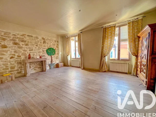 Soggiorno; pavimento in legno, luce naturale, stile moderno, soffitti alti