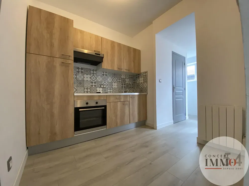 Living room; wood floor, natural light, modern style, high ceiling