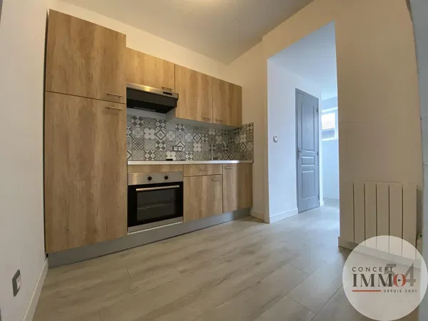 Living room; wood floor, natural light, modern style, high ceiling