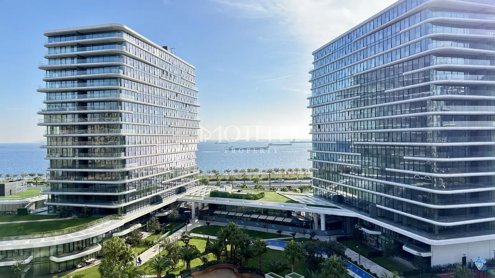 Wohnzimmer; holzboden, tageslicht, moderner stil, hohe decken