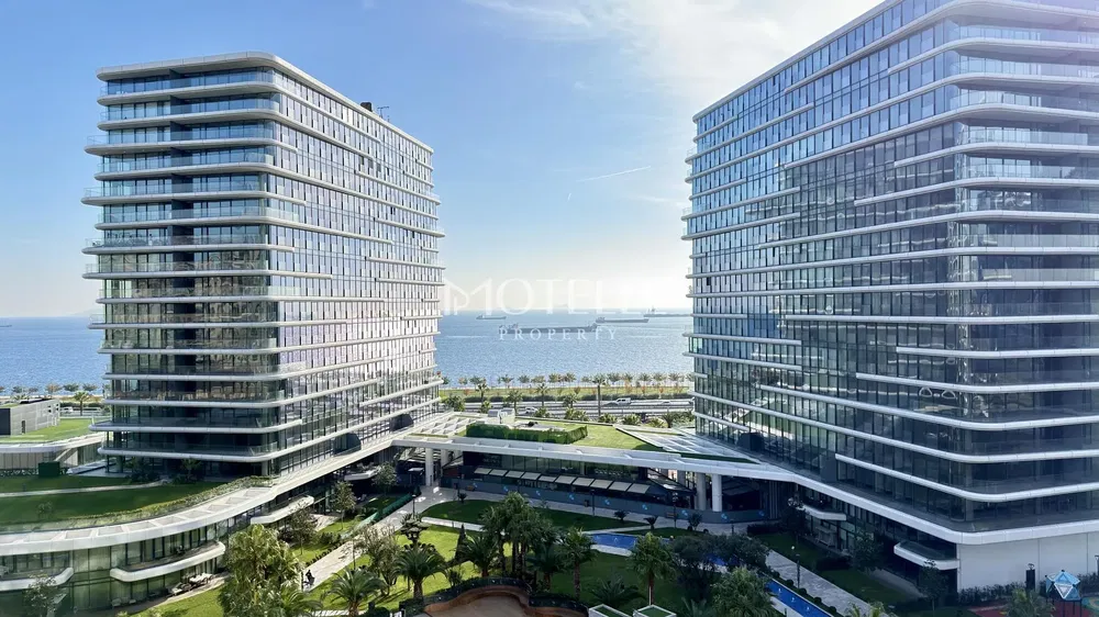 Wohnzimmer; holzboden, tageslicht, moderner stil, hohe decken