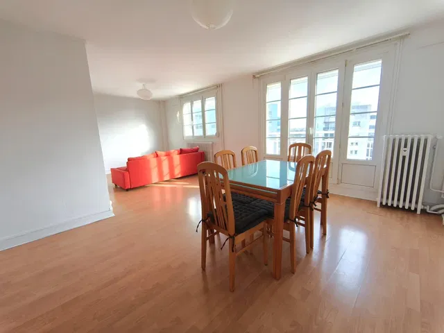 Living room; wood floor, natural light, modern style, high ceiling