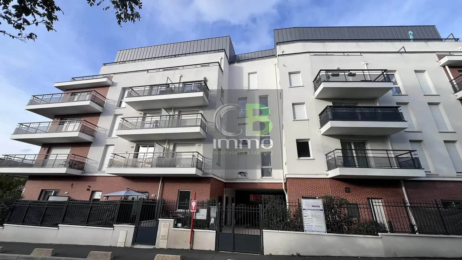 غرفة معيشة; أرضية خشبية, ضوء طبيعي, أسلوب عصري, أسقف عالية