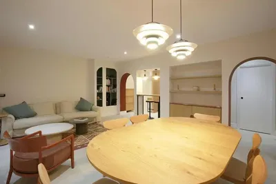 Küche; küchengeräte, holzboden, tageslicht, moderner stil