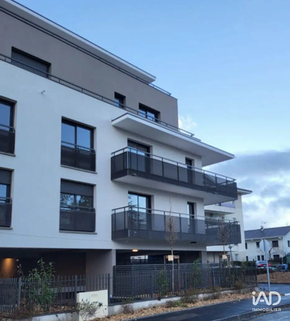 Σαλόνι; ξύλινο πάτωμα, φυσικό φως, μοντέρνο στυλ, ψηλά ταβάνια