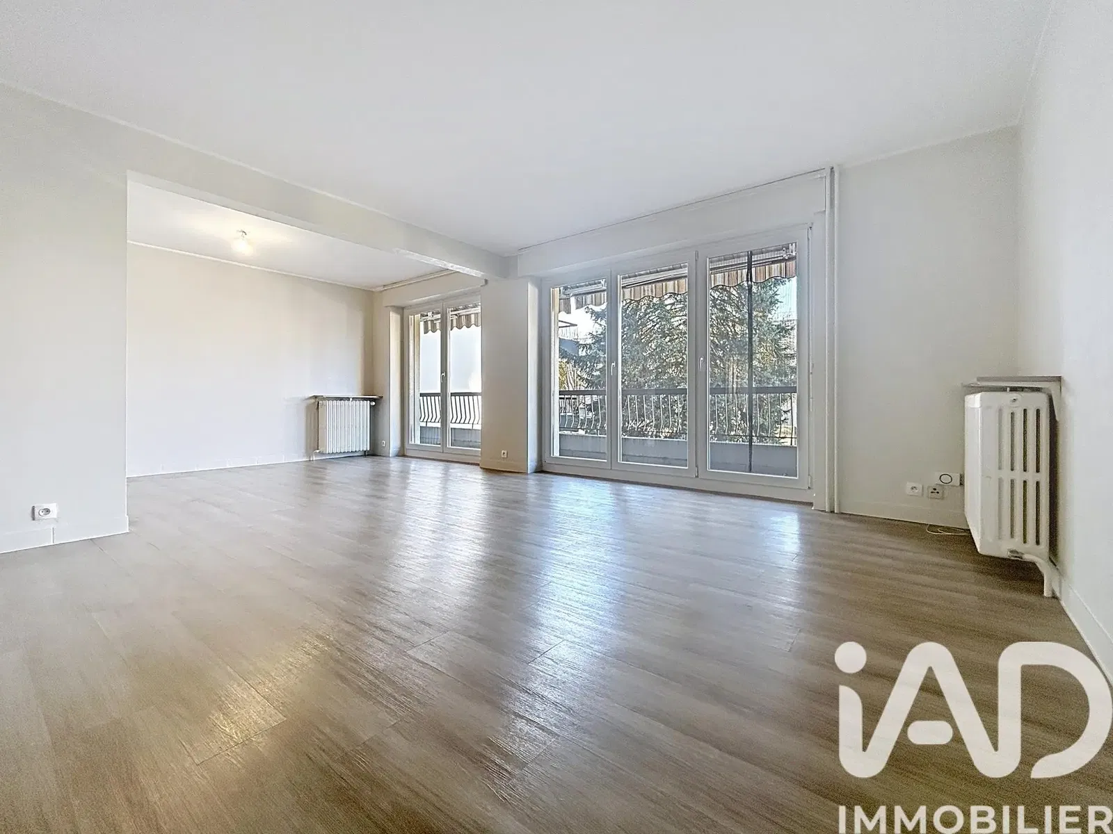 Cucina; elettrodomestici, pavimento in legno, luce naturale, stile moderno, ristrutturato