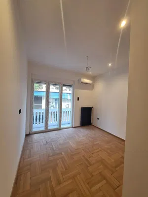 غرفة معيشة; أرضية خشبية, ضوء طبيعي, أسلوب عصري, أسقف عالية