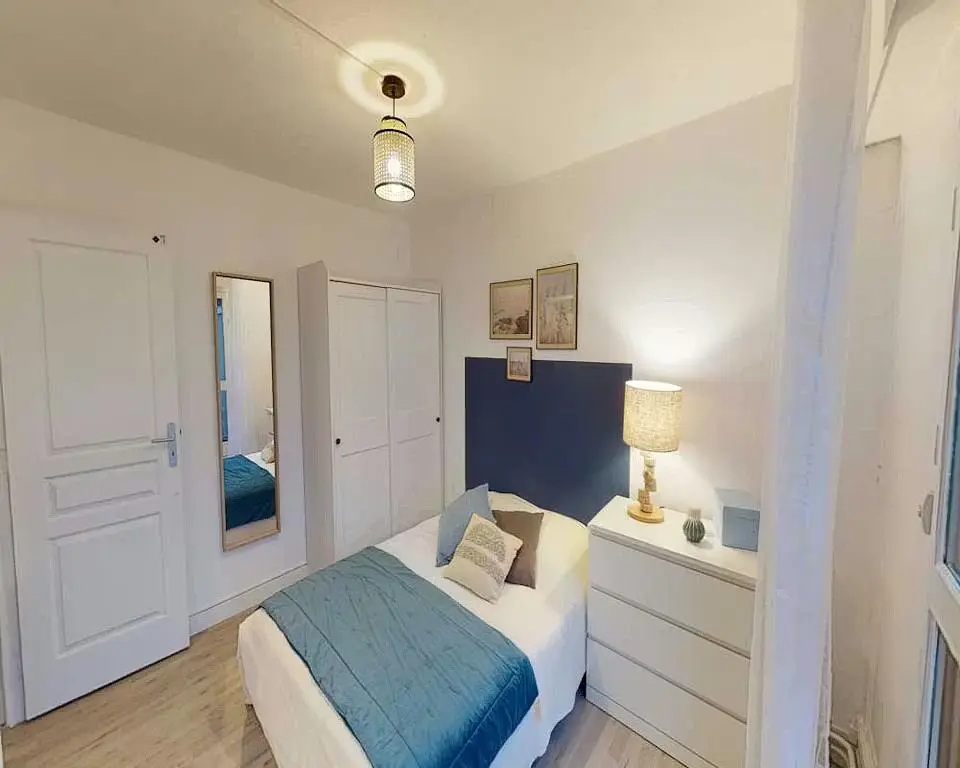 Wohnzimmer; holzboden, tageslicht, moderner stil, hohe decken