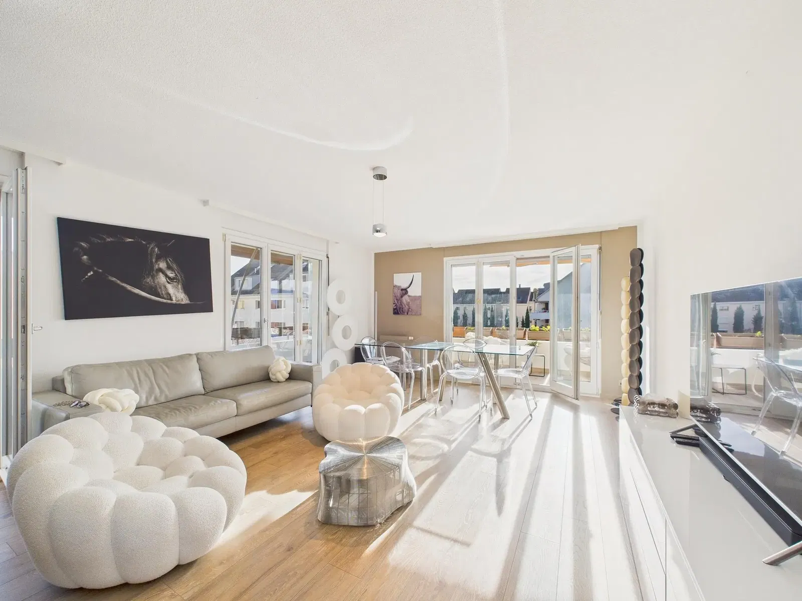 Living room; wood floor, natural light, modern style, high ceiling