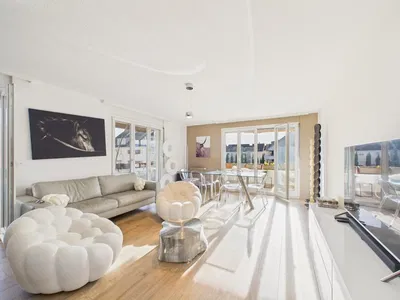 Living room; wood floor, natural light, modern style, high ceiling