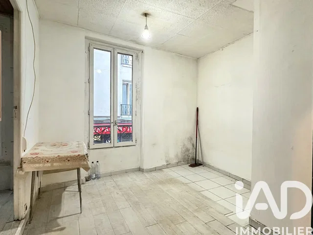 Kuchyně; kuchyňské spotřebiče, dřevěná podlaha, přirozené světlo, moderní styl