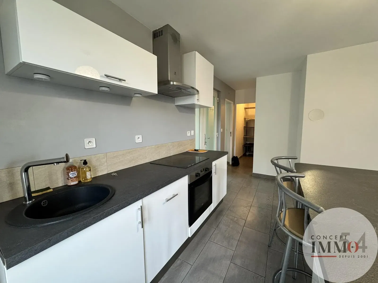 Cucina; elettrodomestici, pavimento in legno, luce naturale, stile moderno, ristrutturato