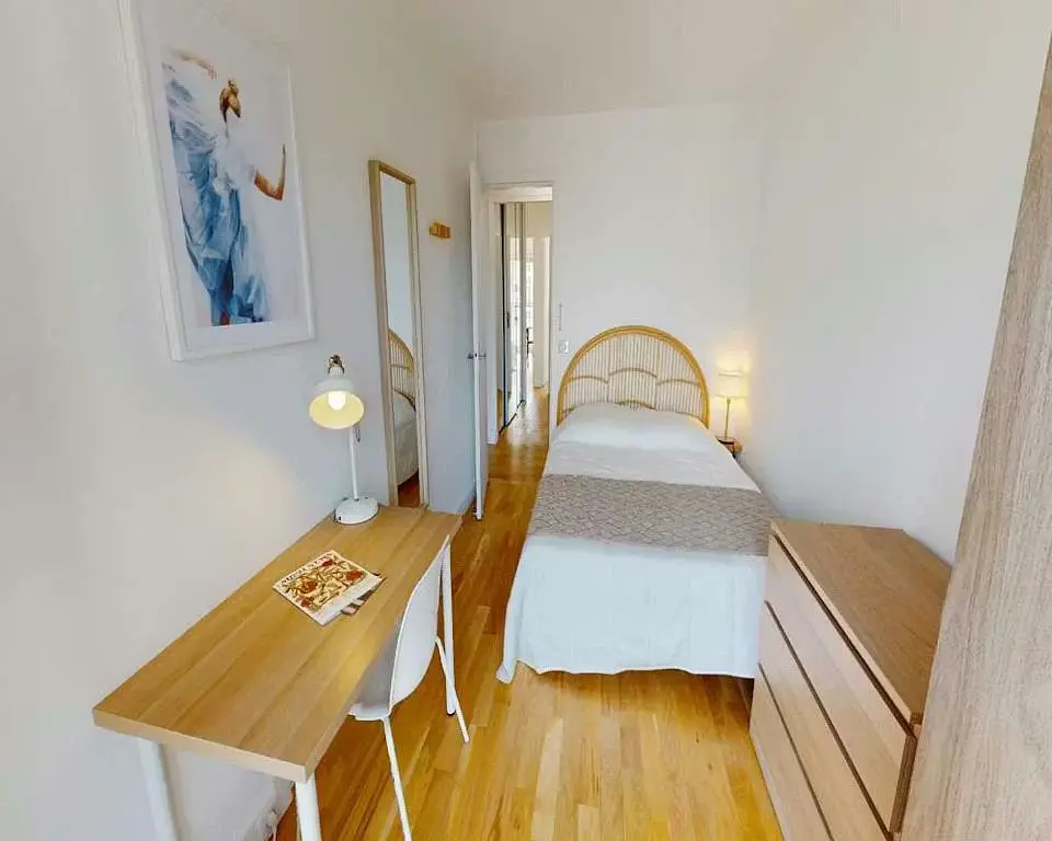 Salon; podłoga drewniana, światło dzienne, styl nowoczesny, wysokie sufity