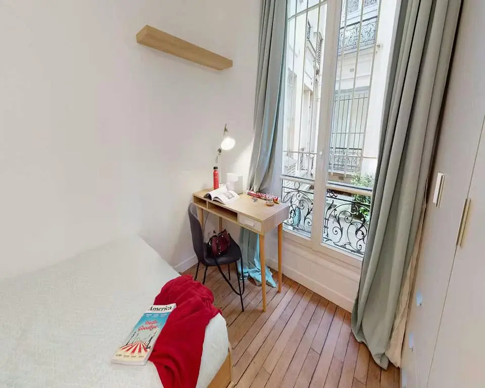 Living room; wood floor, natural light, modern style, high ceiling