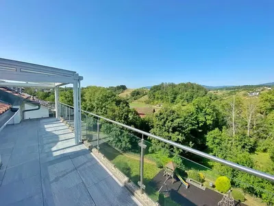 Kuchyně; kuchyňské spotřebiče, dřevěná podlaha, přirozené světlo, moderní styl, po rekonstrukci