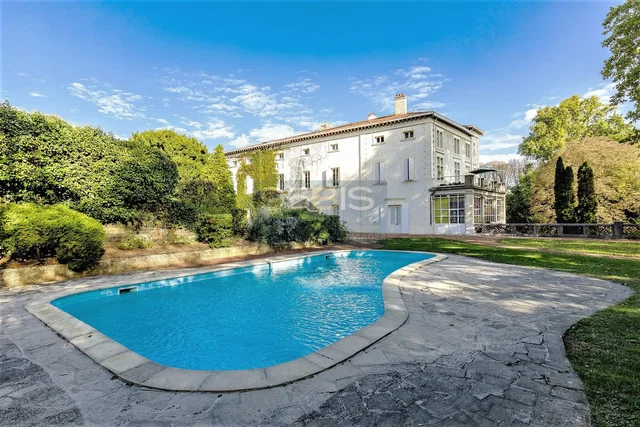 Salon; podłoga drewniana, światło dzienne, styl nowoczesny, wysokie sufity