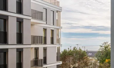 Wohnzimmer; holzboden, tageslicht, moderner stil, hohe decken