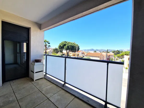 Mutfak; mutfak aletleri, ahşap zemin, doğal ışık, modern stil, tadilatlı