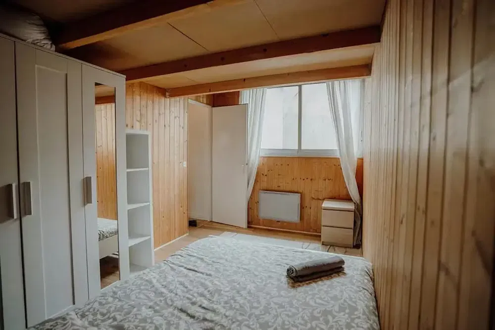 Кухня; кухненски уреди, дървен под, естествена светлина, модерен стил, ремонтиран