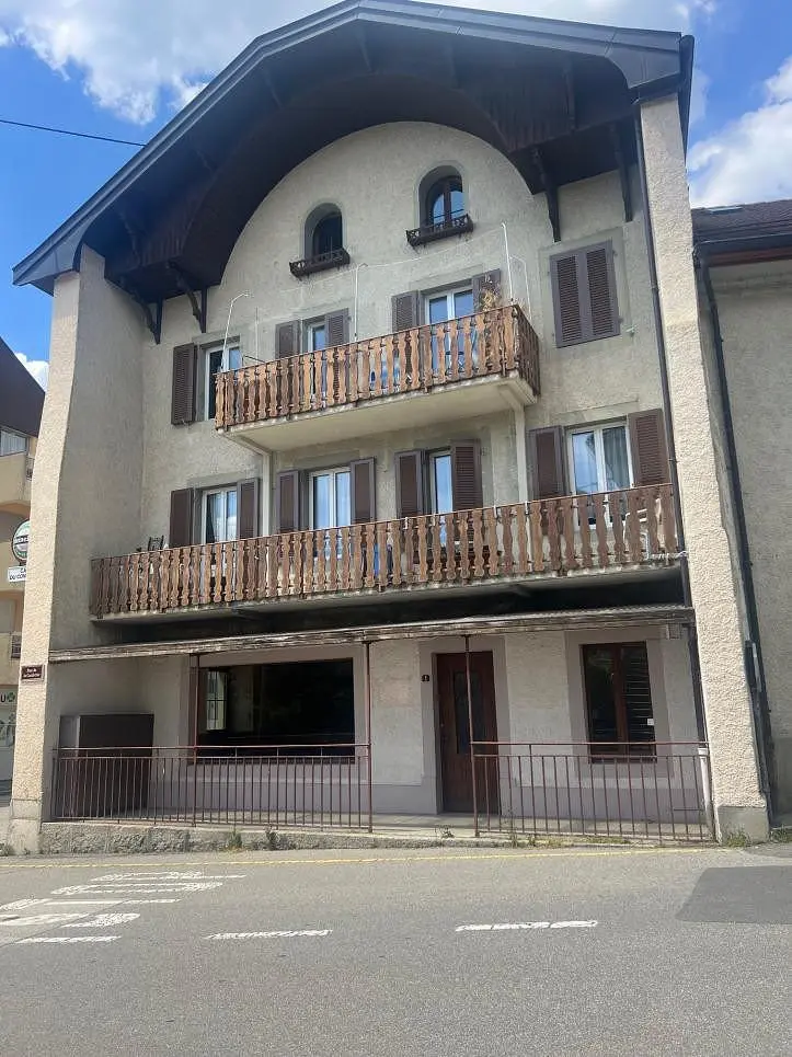 Wohnzimmer; holzboden, tageslicht, moderner stil, hohe decken