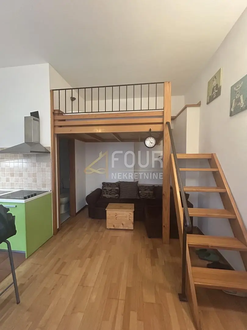 Salon; parquet, lumière naturelle, style moderne, hauteur sous plafond