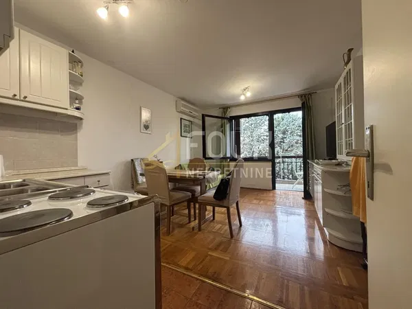 Wohnzimmer; holzboden, tageslicht, moderner stil, hohe decken