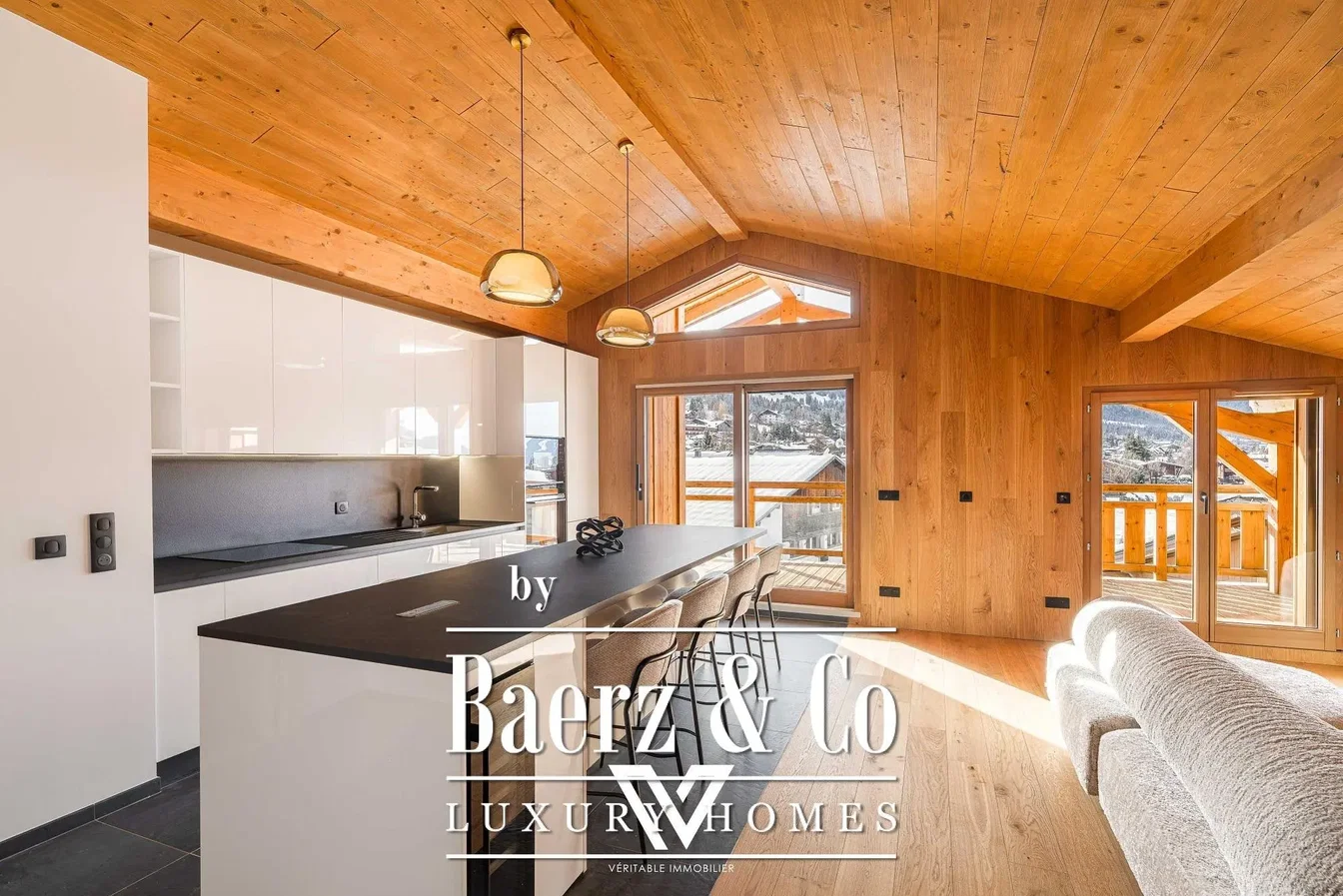 Oturma odası; ahşap zemin, doğal ışık, modern stil, yüksek tavan