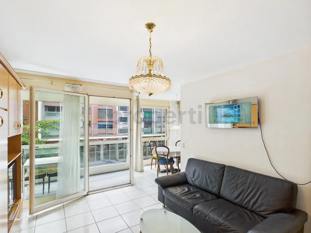 Soggiorno; pavimento in legno, luce naturale, stile moderno, soffitti alti