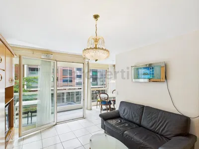 Obývačka; drevená podlaha, prirodzené svetlo, moderný štýl, vysoké stropy