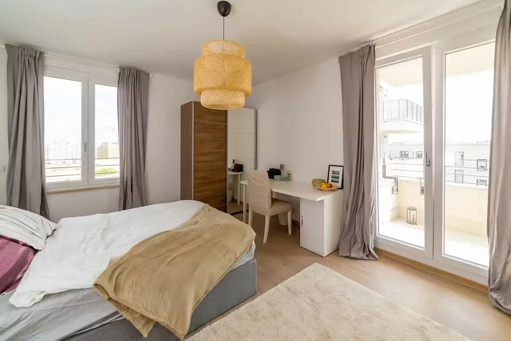 Wohnzimmer; holzboden, tageslicht, moderner stil, hohe decken