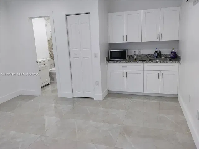 Küche; küchengeräte, holzboden, tageslicht, moderner stil, renoviert