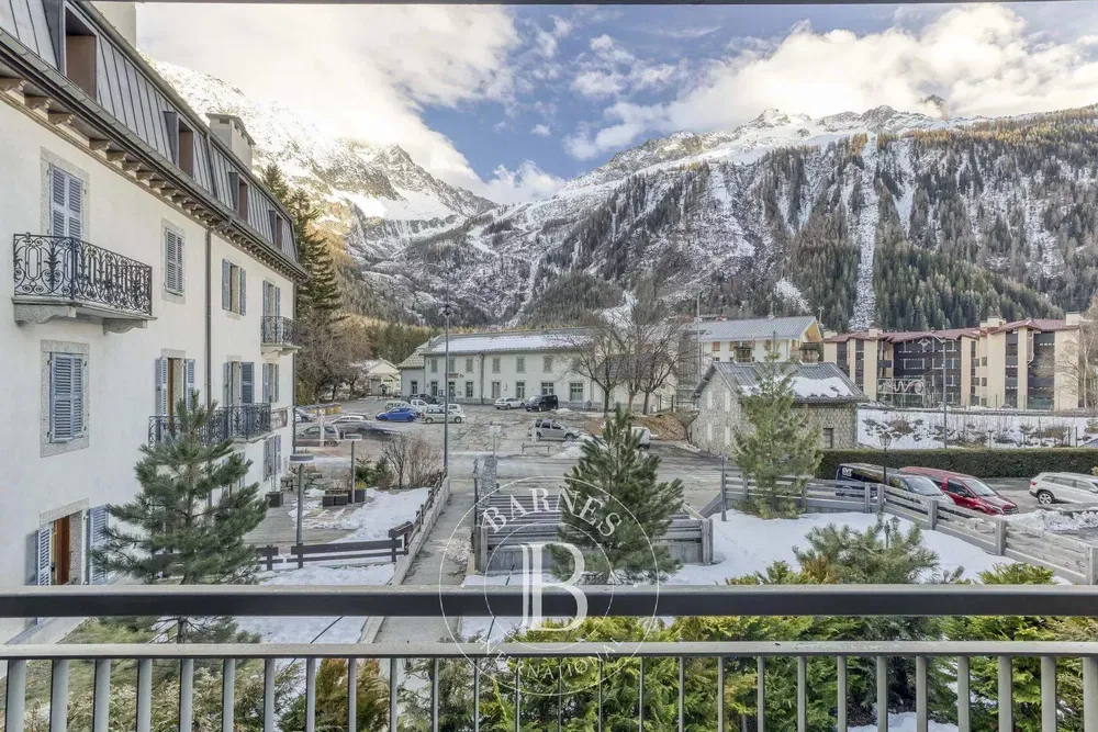 Woonkamer; houten vloer, natuurlijk licht, moderne stijl, hoge plafonds