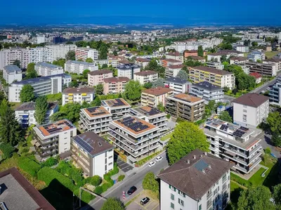 Wohnzimmer; holzboden, tageslicht, moderner stil, hohe decken