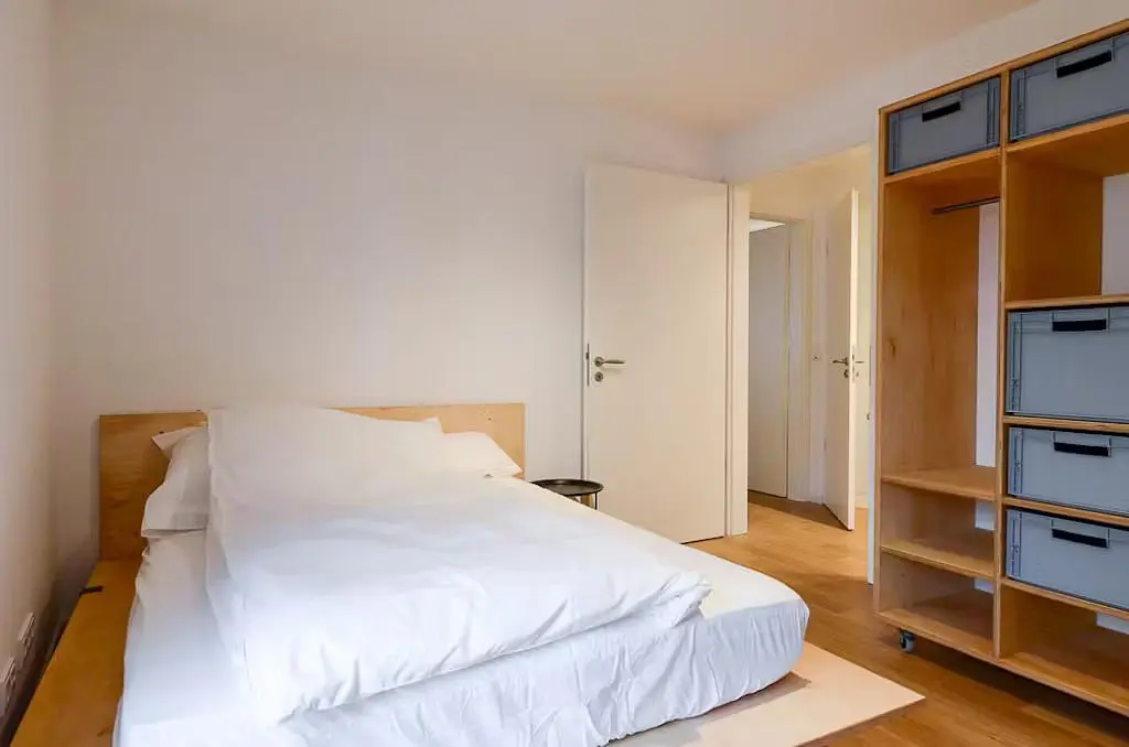 Wohnzimmer; holzboden, tageslicht, moderner stil, hohe decken