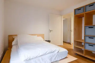 Wohnzimmer; holzboden, tageslicht, moderner stil, hohe decken