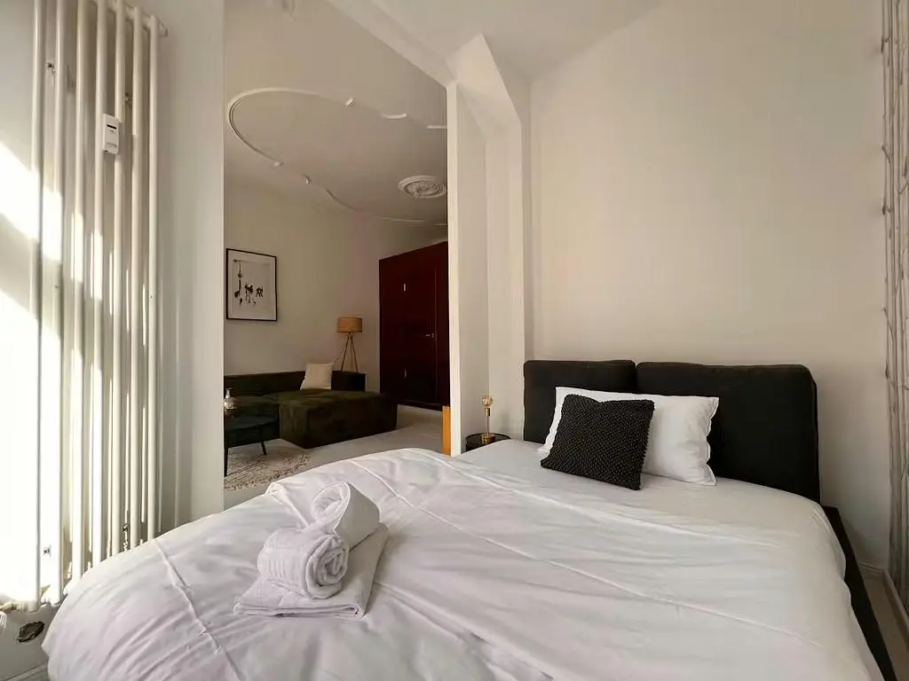 Хол; дървен под, естествена светлина, модерен стил, високи тавани