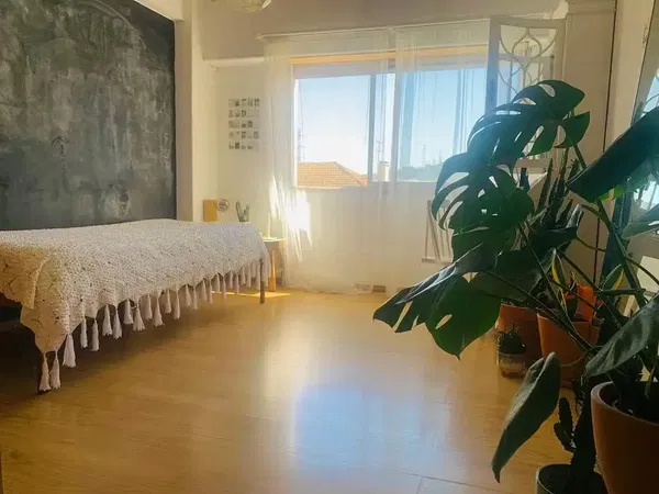 Living room; wood floor, natural light, modern style, high ceiling
