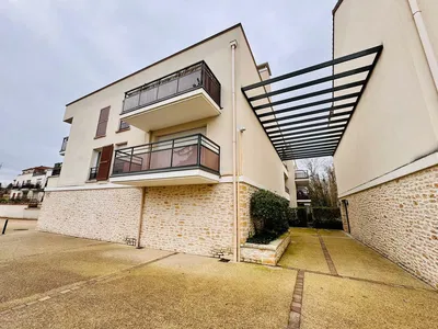 Wohnzimmer; holzboden, tageslicht, moderner stil, hohe decken