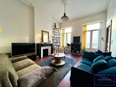 Σαλόνι; ξύλινο πάτωμα, φυσικό φως, μοντέρνο στυλ, ψηλά ταβάνια