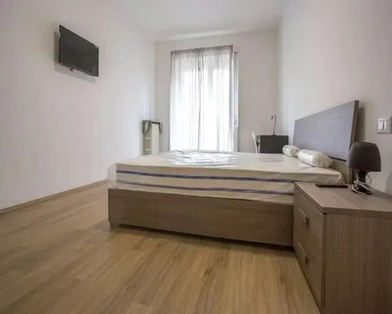 Salon; parquet, lumière naturelle, style moderne, hauteur sous plafond